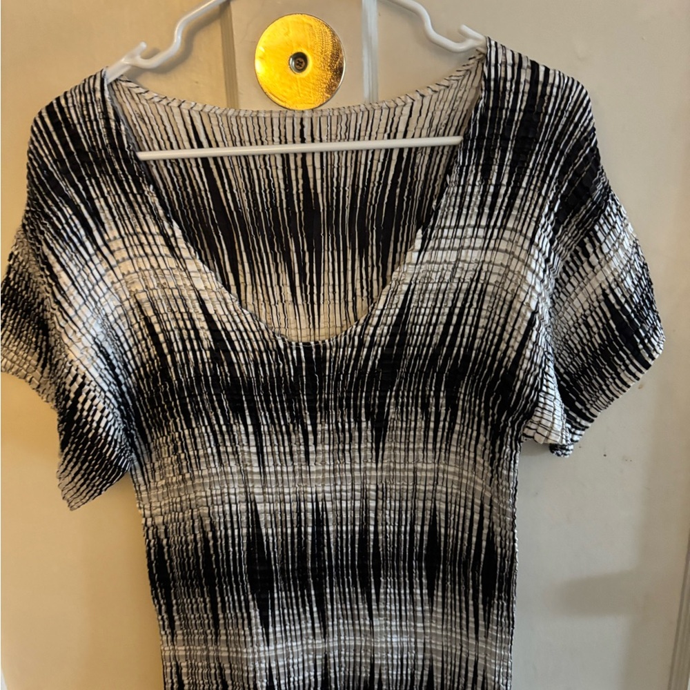 Elegant Black and White Women's Short Sleeve Top